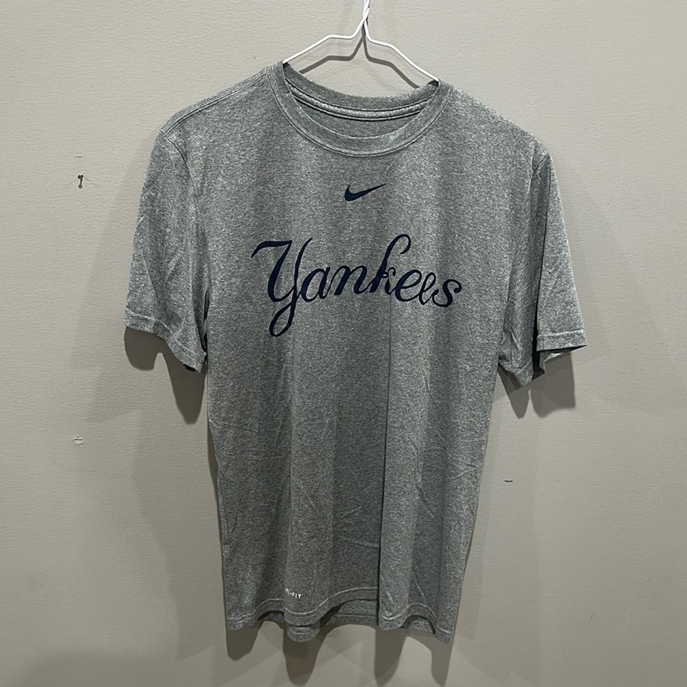 NWOT Nike Gray Short Sleeve Yankees Tee size M - Picture 1 of 4